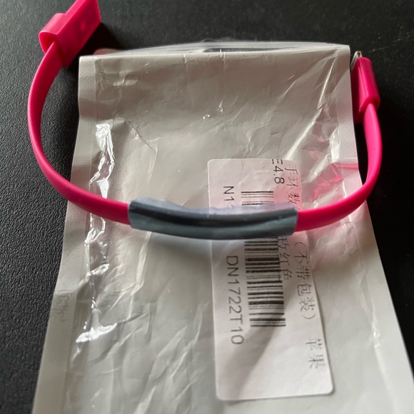 New Silicone Emergency Charging Bracelet - Picture 3 of 5